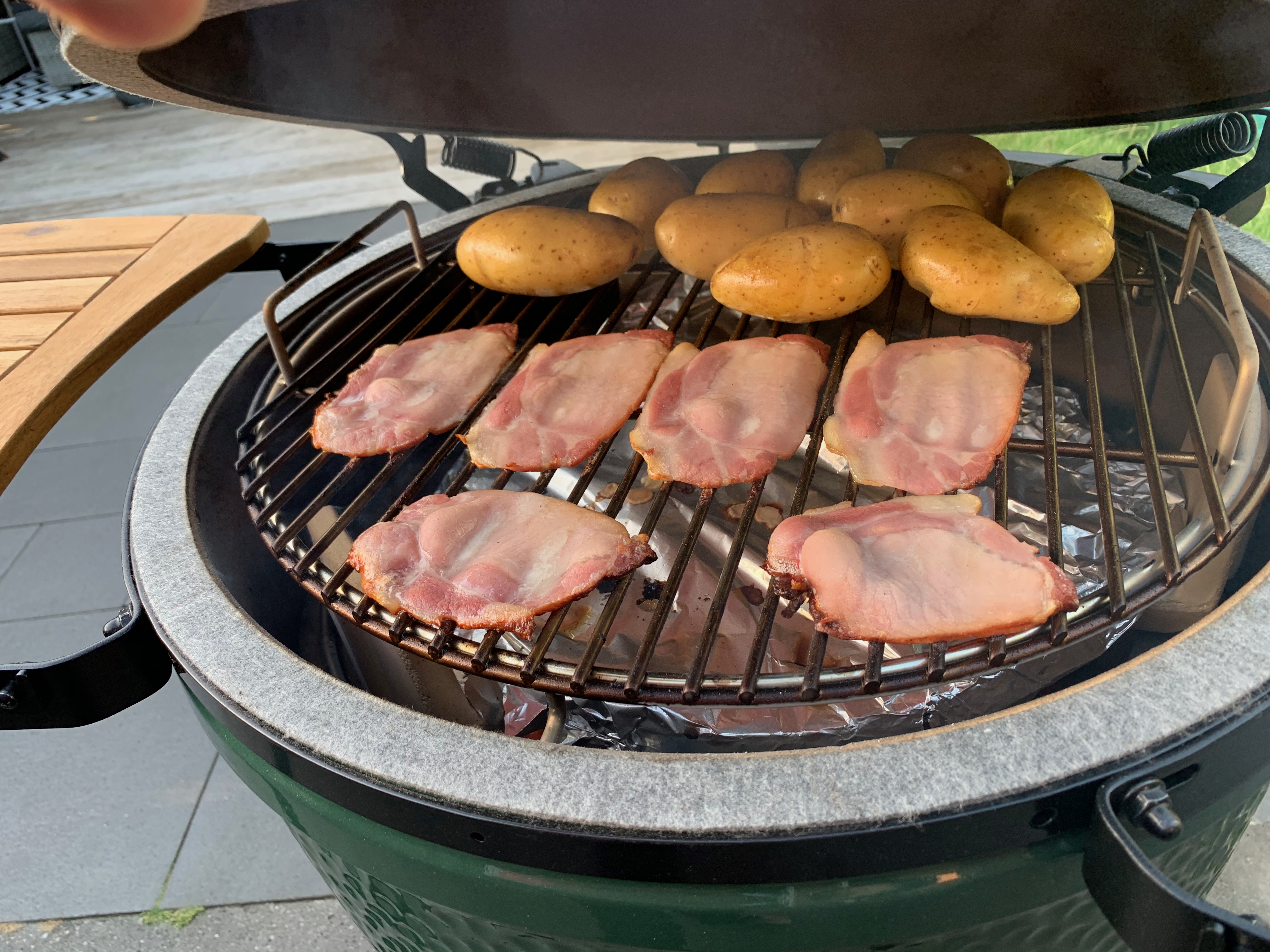 Aardappels en bacon op de BBQ